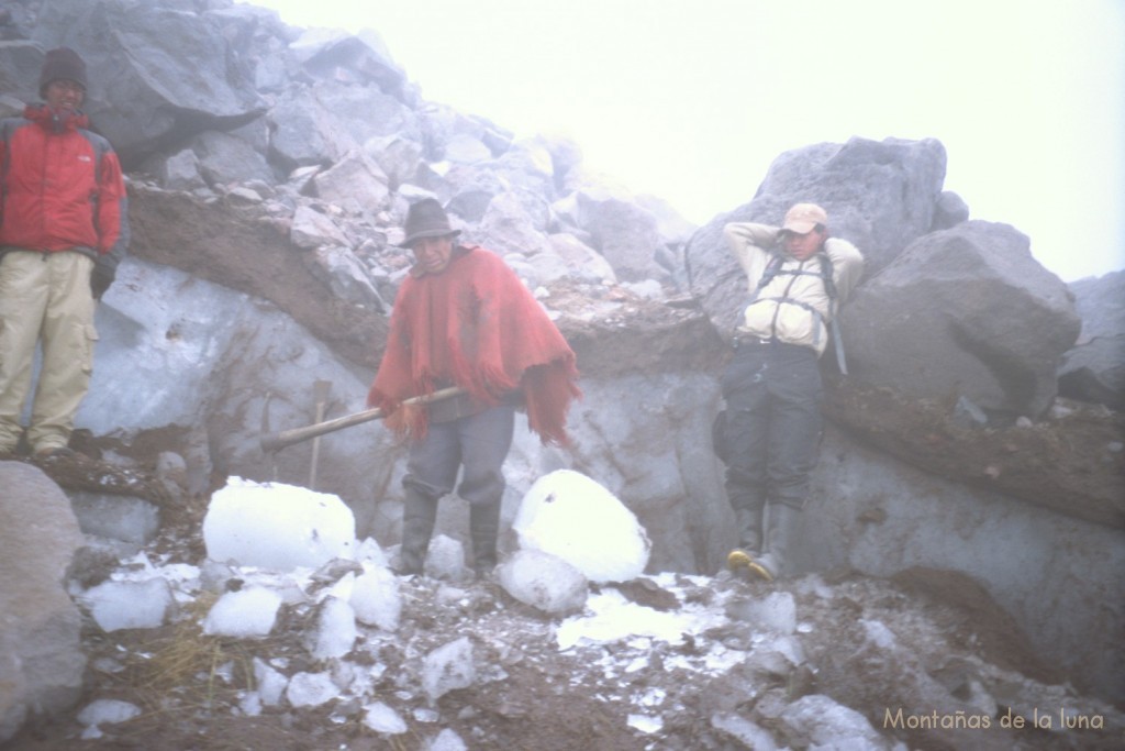 Gregorio modelando los trozos de hielo sacados del glaciar. A la derecha Julio